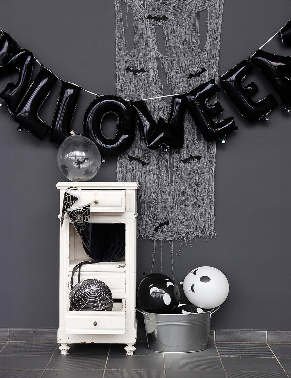 Mise en situation de la guirlande de ballons aluminium Halloween lettres noires