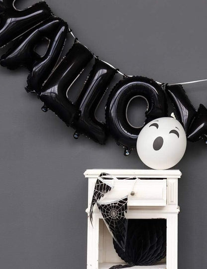 Gros plan sur les lettres de la guirlande de ballons aluminium Halloween lettres noires