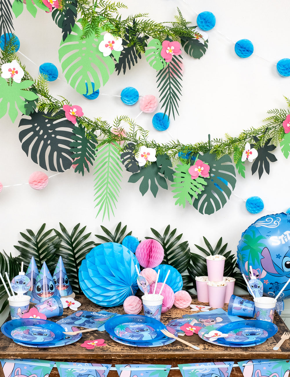 Mise en situation dans un décor de fête de la guirlande boules alvéolées pour décoration bleu clair en papier