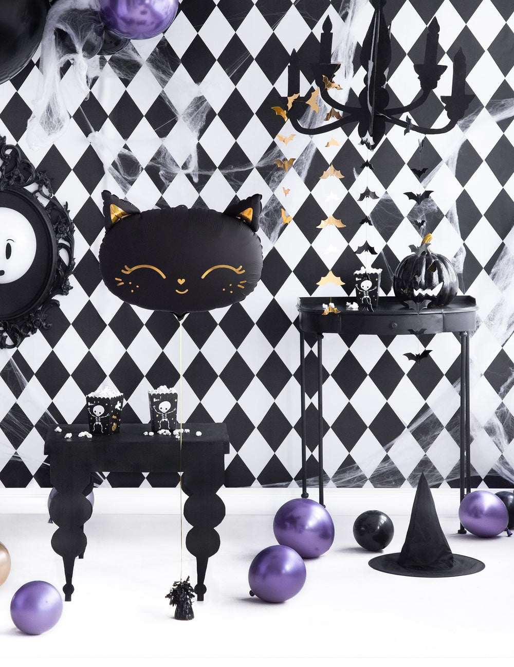 Mise en situation de la guirlande chauve-souris pour décoration noire
