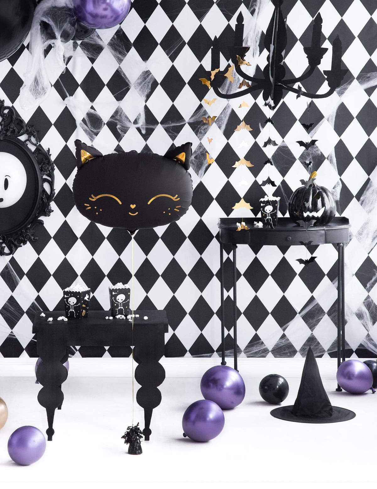 Mise en situation de la guirlande chauve-souris pour décoration noire
