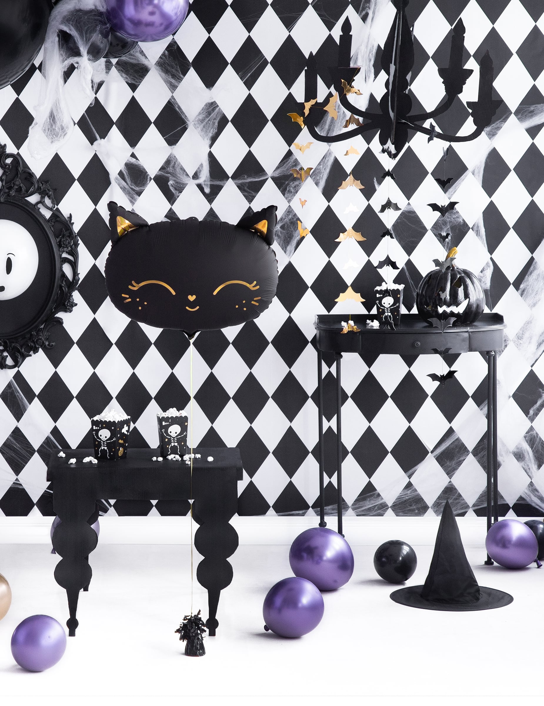 Mise en situation de la guirlande chauve-souris pour décoration noire