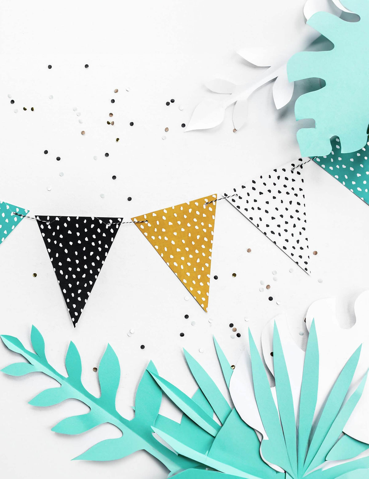 Configuração com folhas tropicais da grinalda de bandeirolas de bolinhas branco para festa multicores em cartão