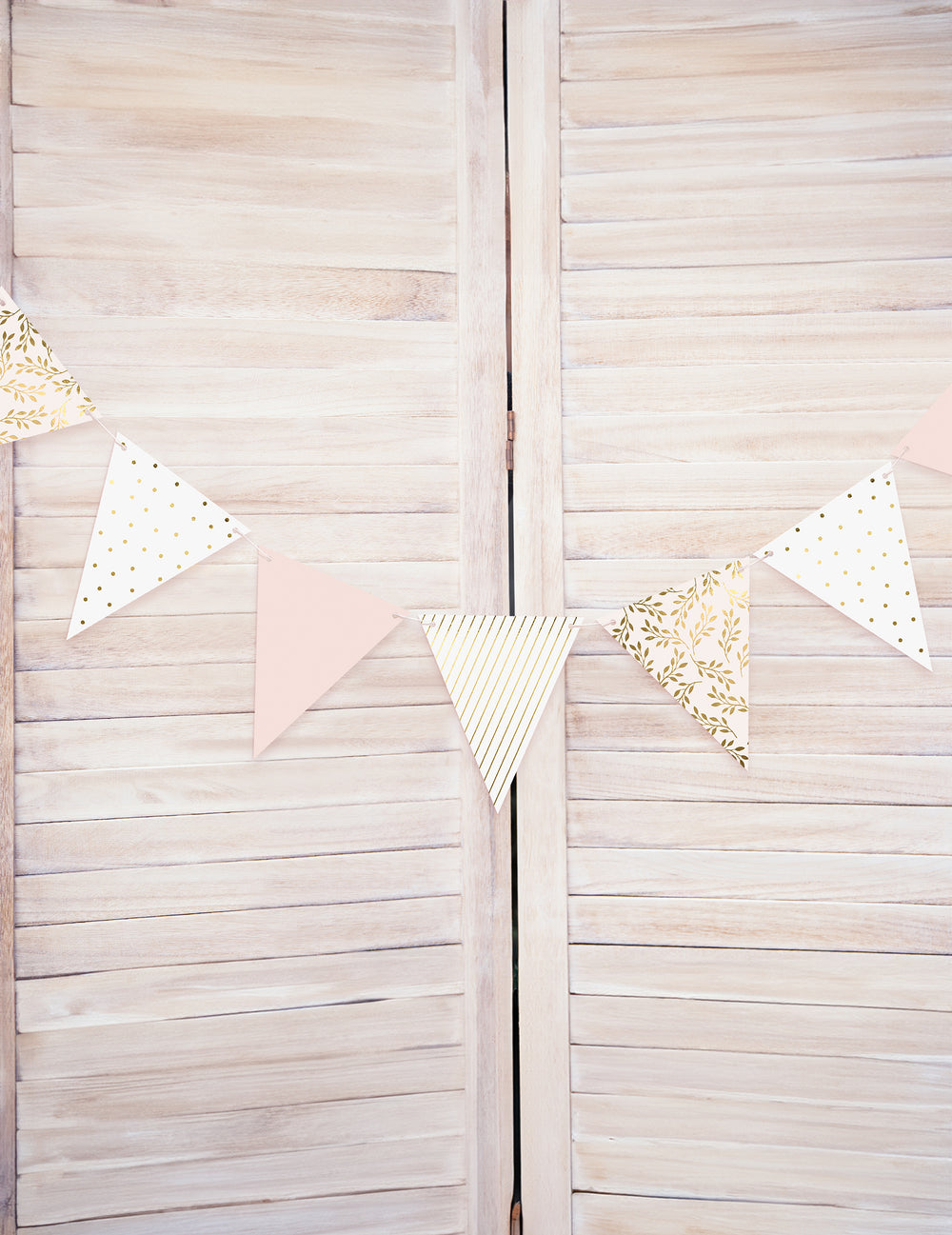 Vue d'ensemble de la guirlande de fanions en carton à motifs dorés pour fête rose et blanche