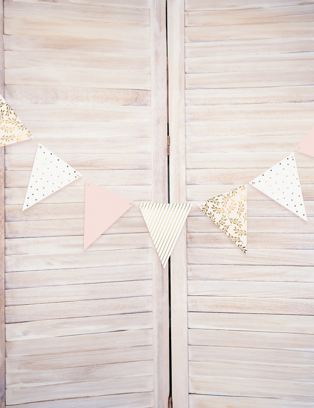 Vue d'ensemble de la guirlande de fanions en carton à motifs dorés pour fête rose et blanche