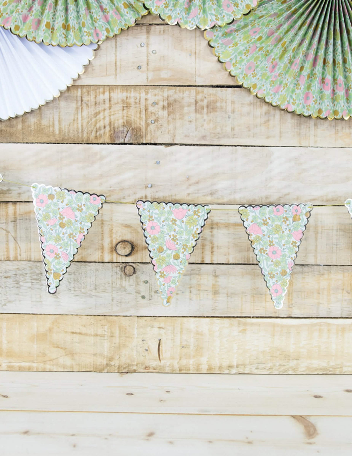 Grande plano dos fanions da guirlanda de fanions shabby flores liberty