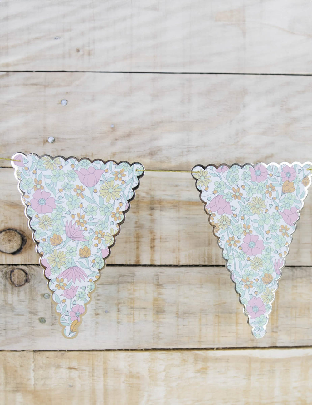 Detalhe dos pendões suspensos da grinalda de pendões shabby flores liberty
