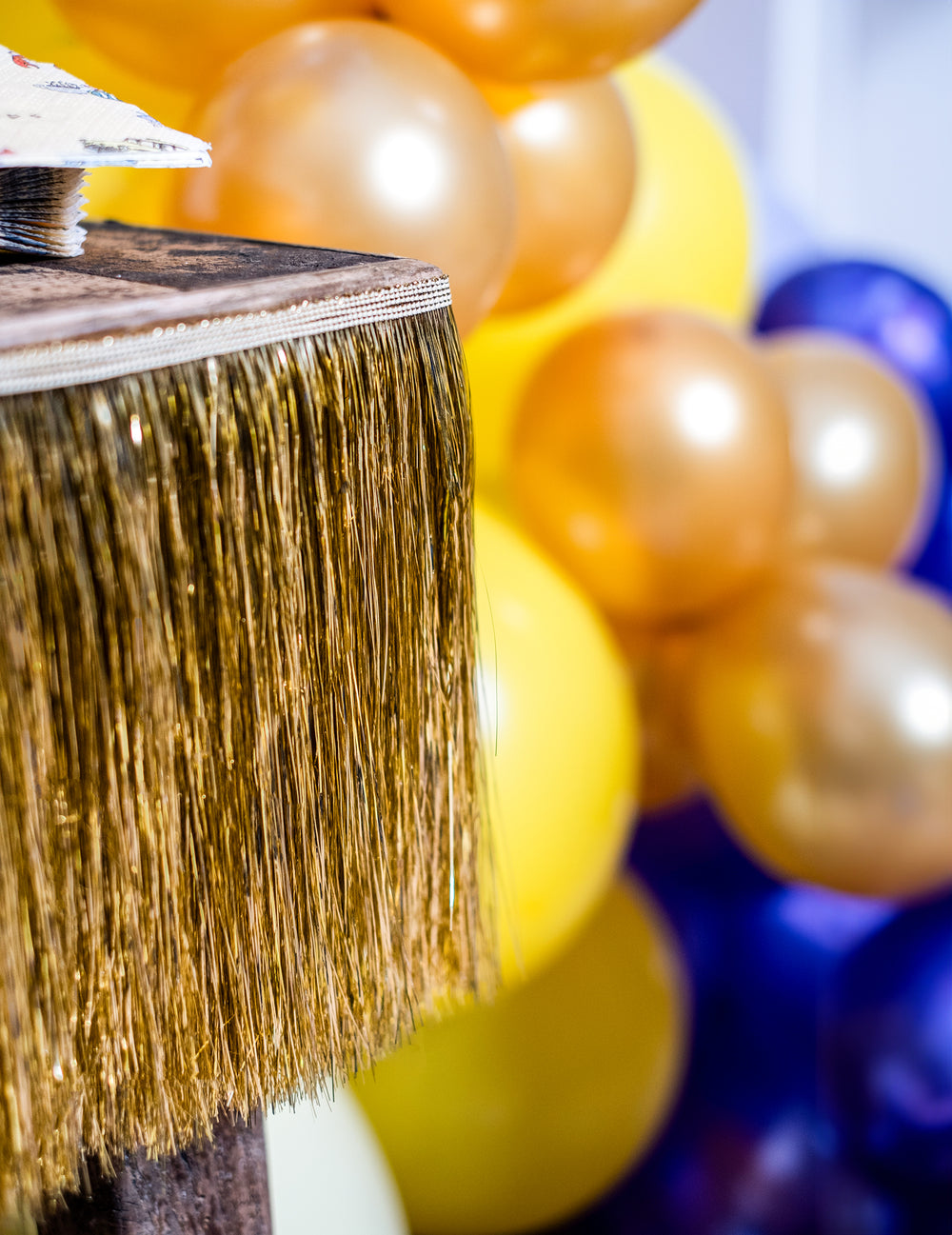 Gros plan sur la retombée de la guirlande de fils à franges dorés pour fête
