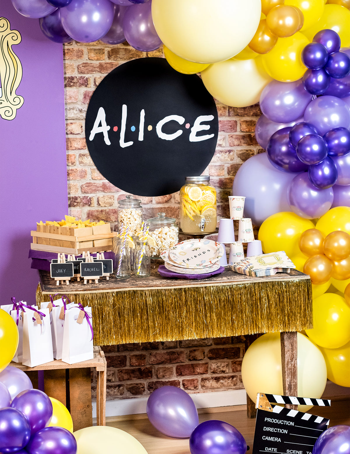 Mise en scène sur table de fête de la guirlande de fils à franges dorés pour fête