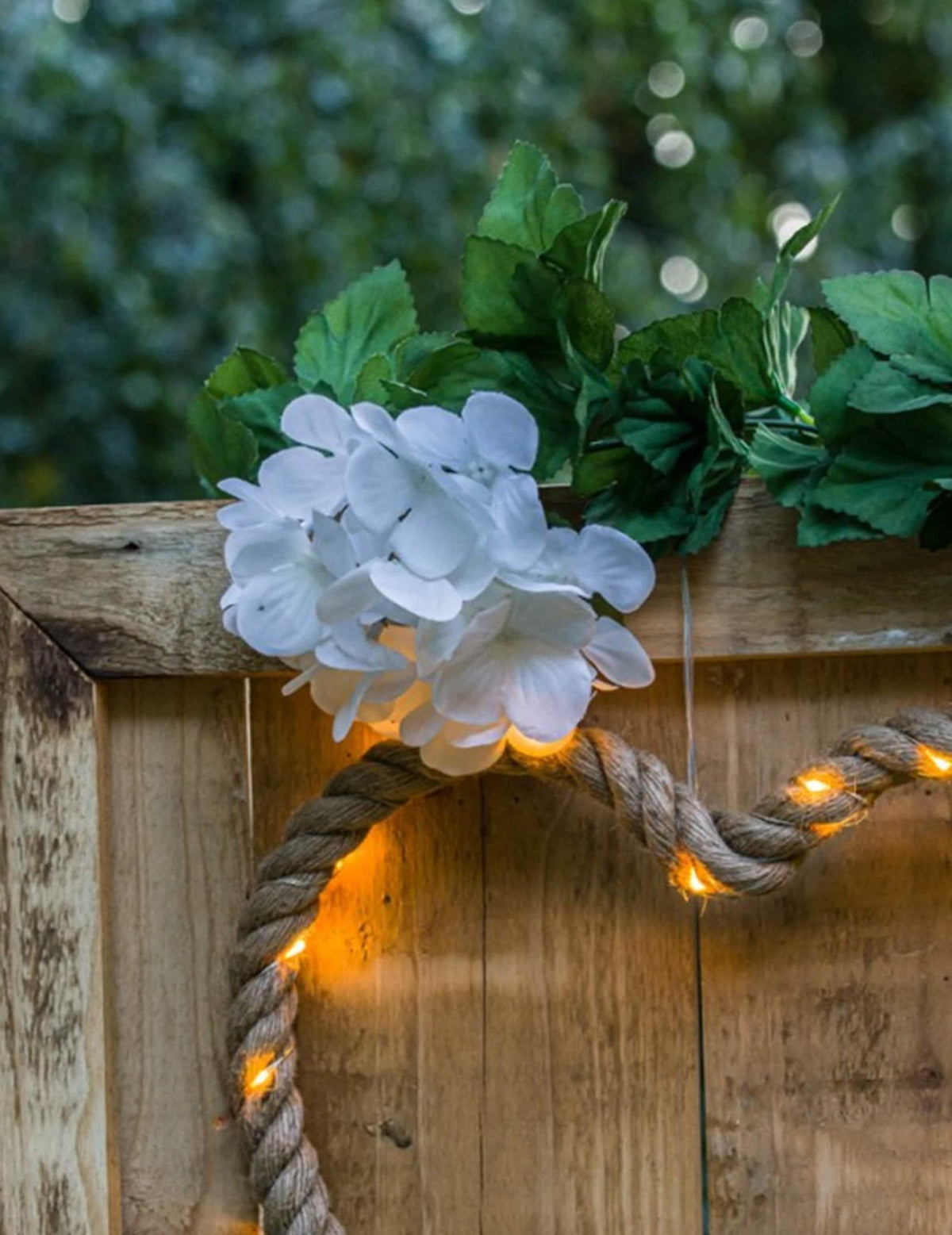 Detalhe de uma flor da grinalda de flores de hortênsia para casamento