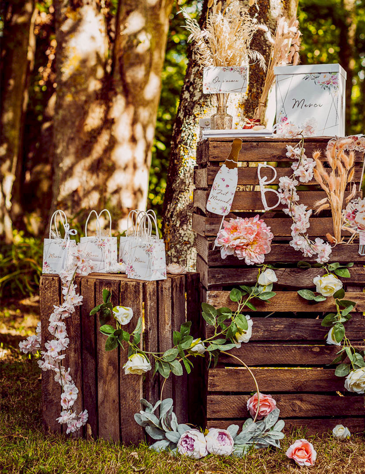 Mise en scène champêtre de la guirlande de fleurs de cerisier pour mariage