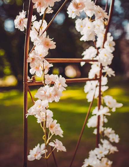 Gros plan sur les fleurs de la guirlande de fleurs de cerisier mariage