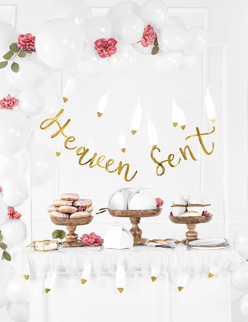 Vista geral da decoração de festa da guirlanda de penas para casamento para festa