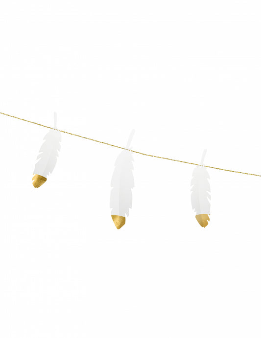 Détail des plumes de la guirlande de plumes mariage pour fête