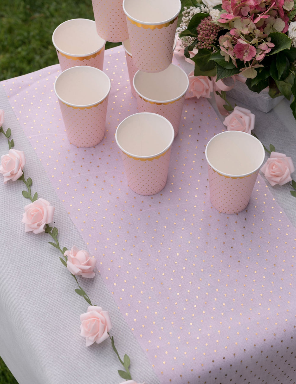 Mise en situation sur table de la guirlande de roses décoration mariage