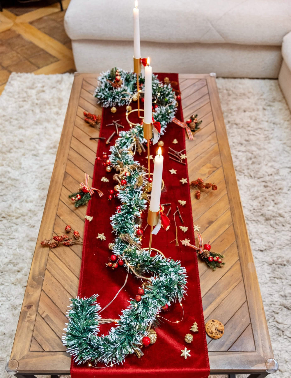 Mise em cena com velas da grinalda de pinheiro nevado com bagas