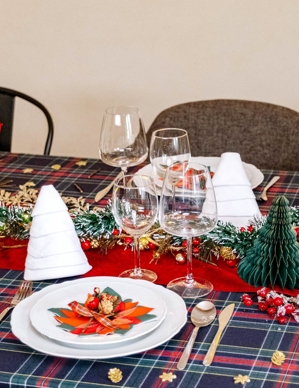 Colocação sobre uma mesa da grinalda de pinheiro com neve com bagas