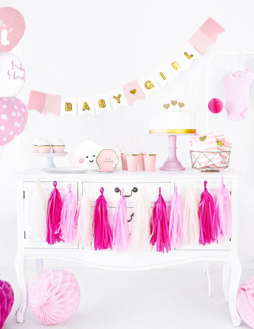 Encenação de um buffet com a grinalda de cartão baby girl para baby shower