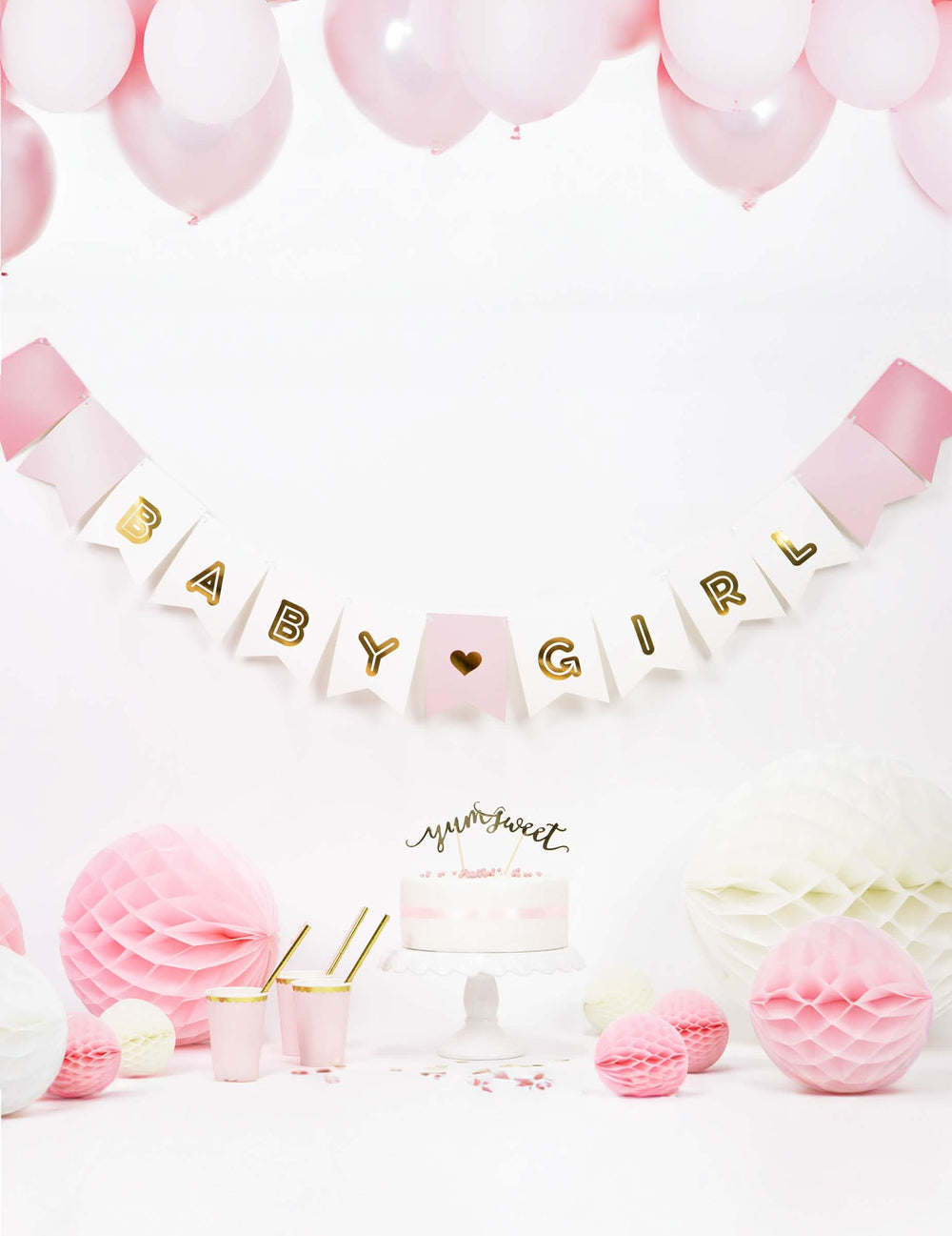 Encenação festiva com bolo e balões da guirlanda em cartão baby girl para baby shower