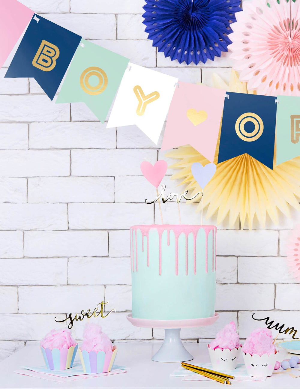 Mise em cena da grinalda em cartão dourado ou rapaz para baby shower