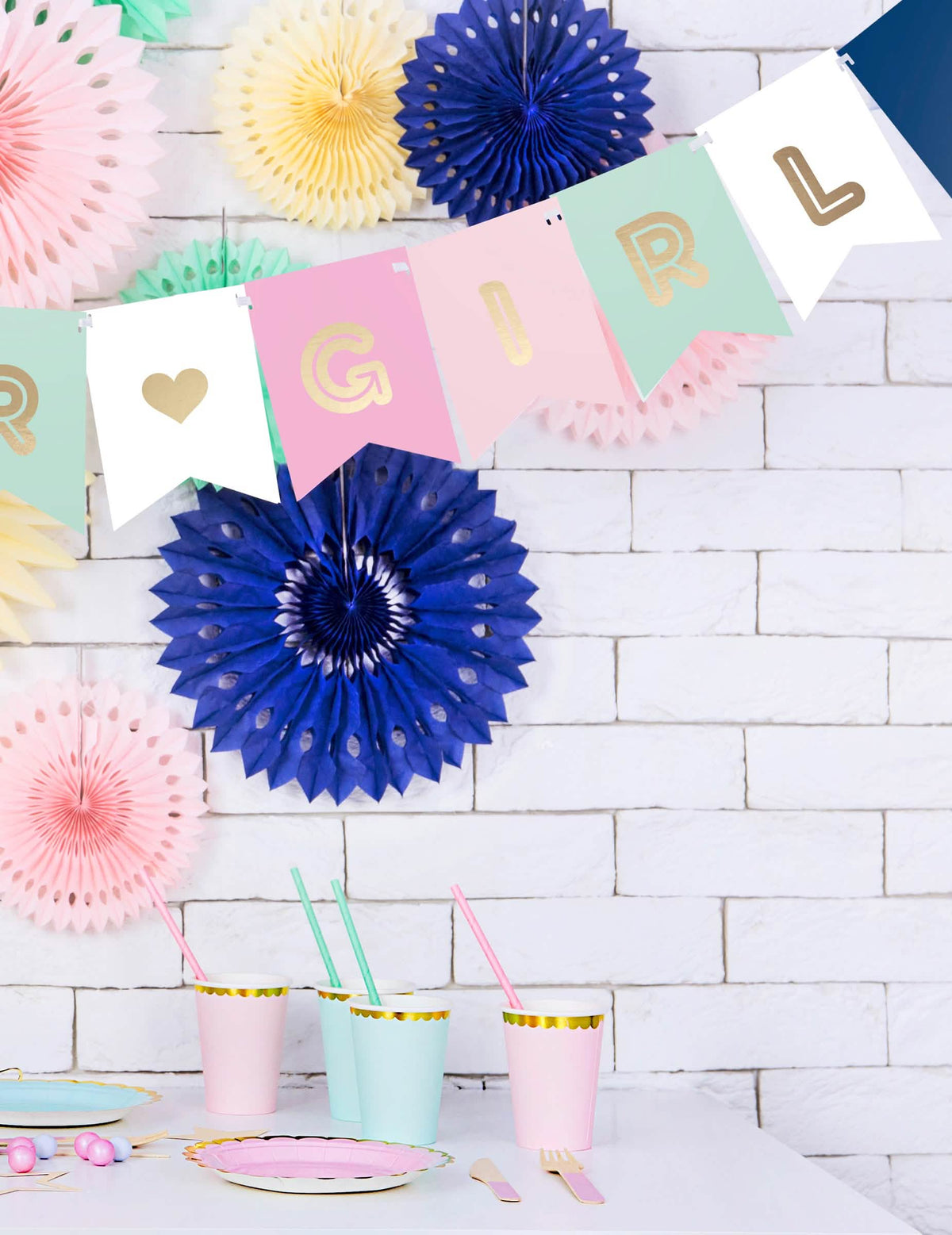 Zoom sobre os fanions GIRL da guirlanda em cartão boy dourado girl para baby shower