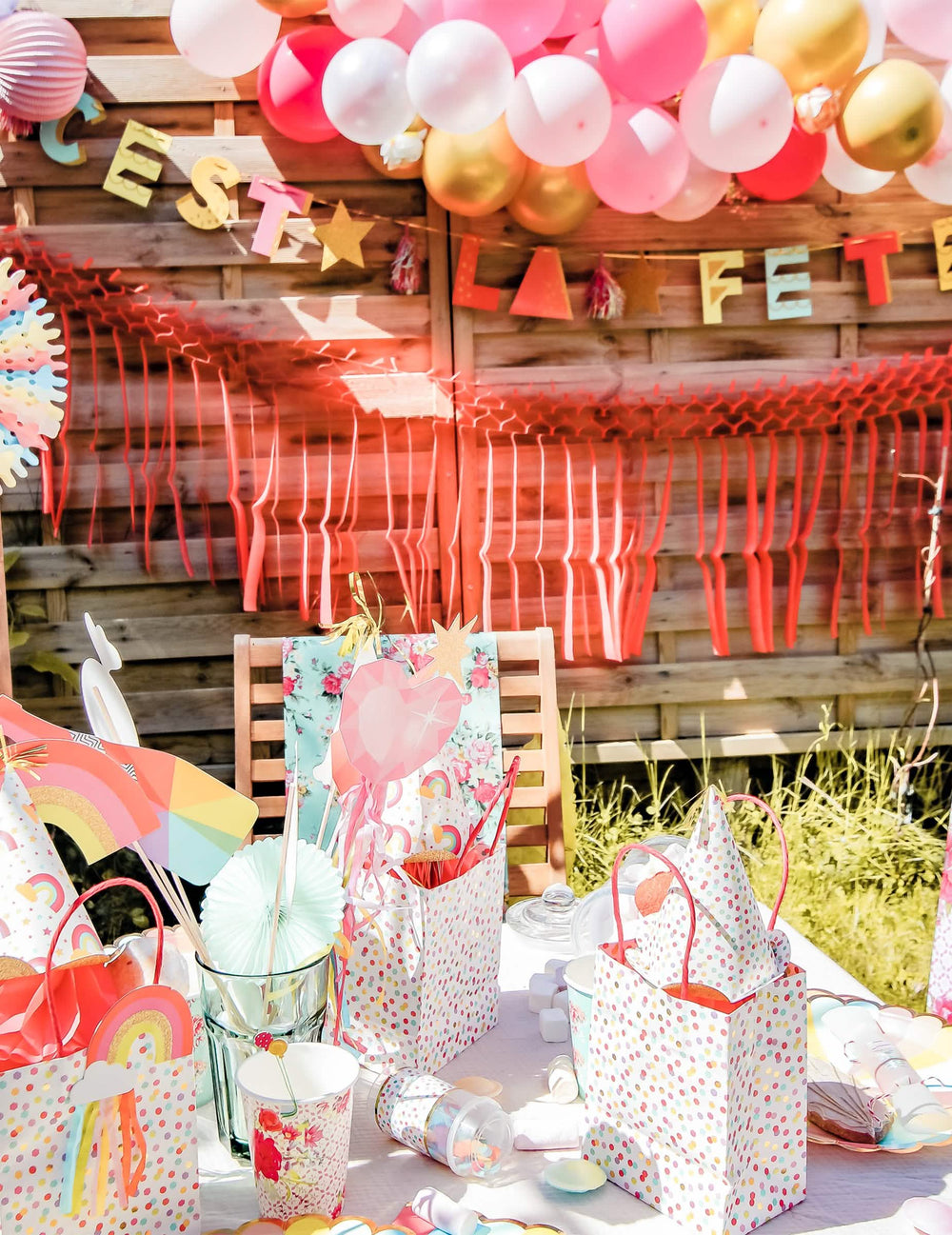 Ambiente de mesa de aniversário da guirlanda em cartão é a festa para aniversário