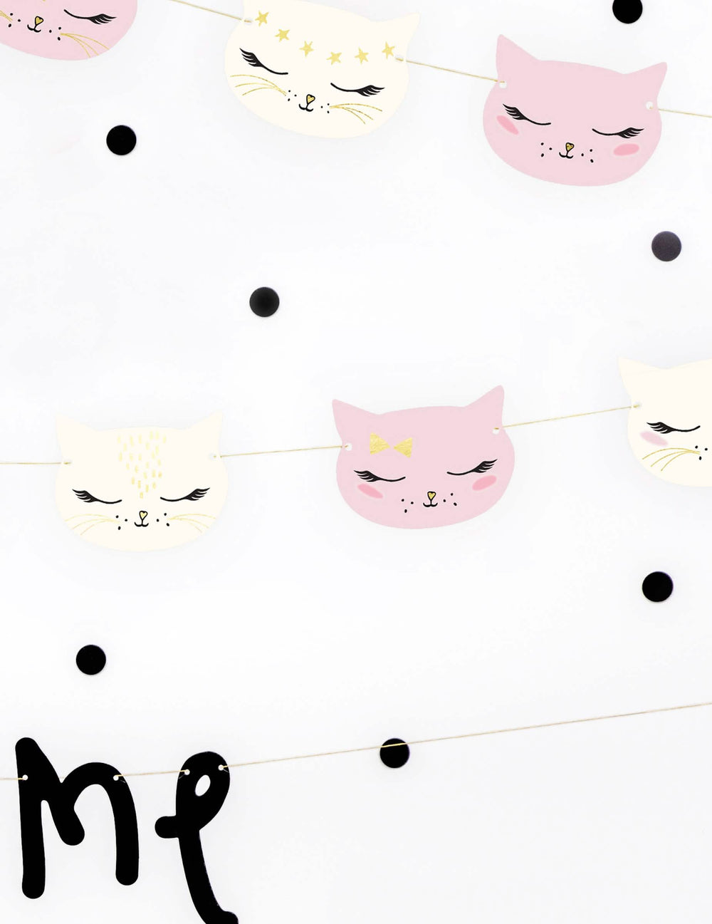 Detalhe dos rostos de gatos da grinalda de cartão gatinho