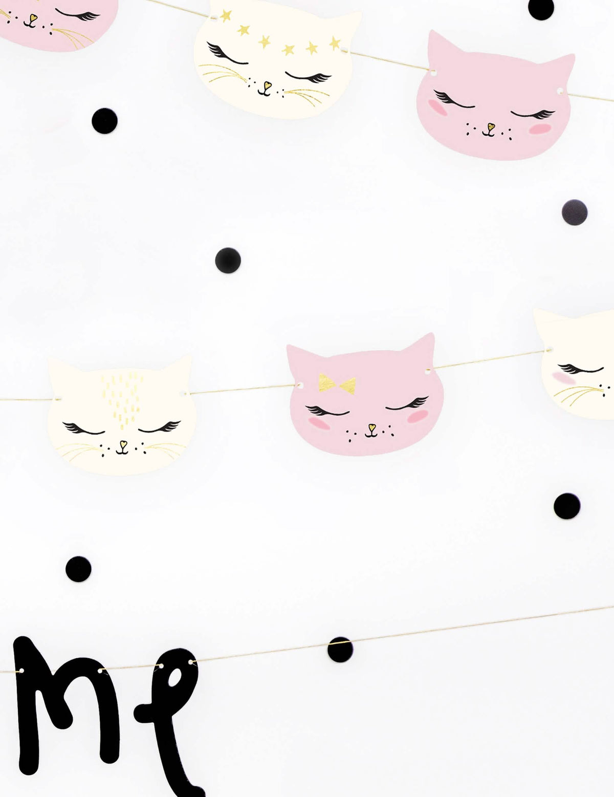 Detalhe dos rostos de gatos da grinalda de cartão gatinho