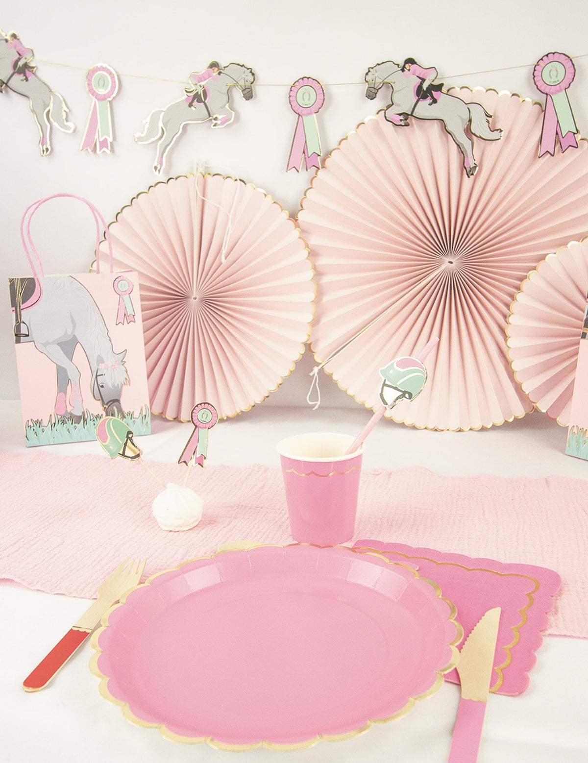 Décoration de table avec la guirlande en carton cheval pour anniversaire équitation