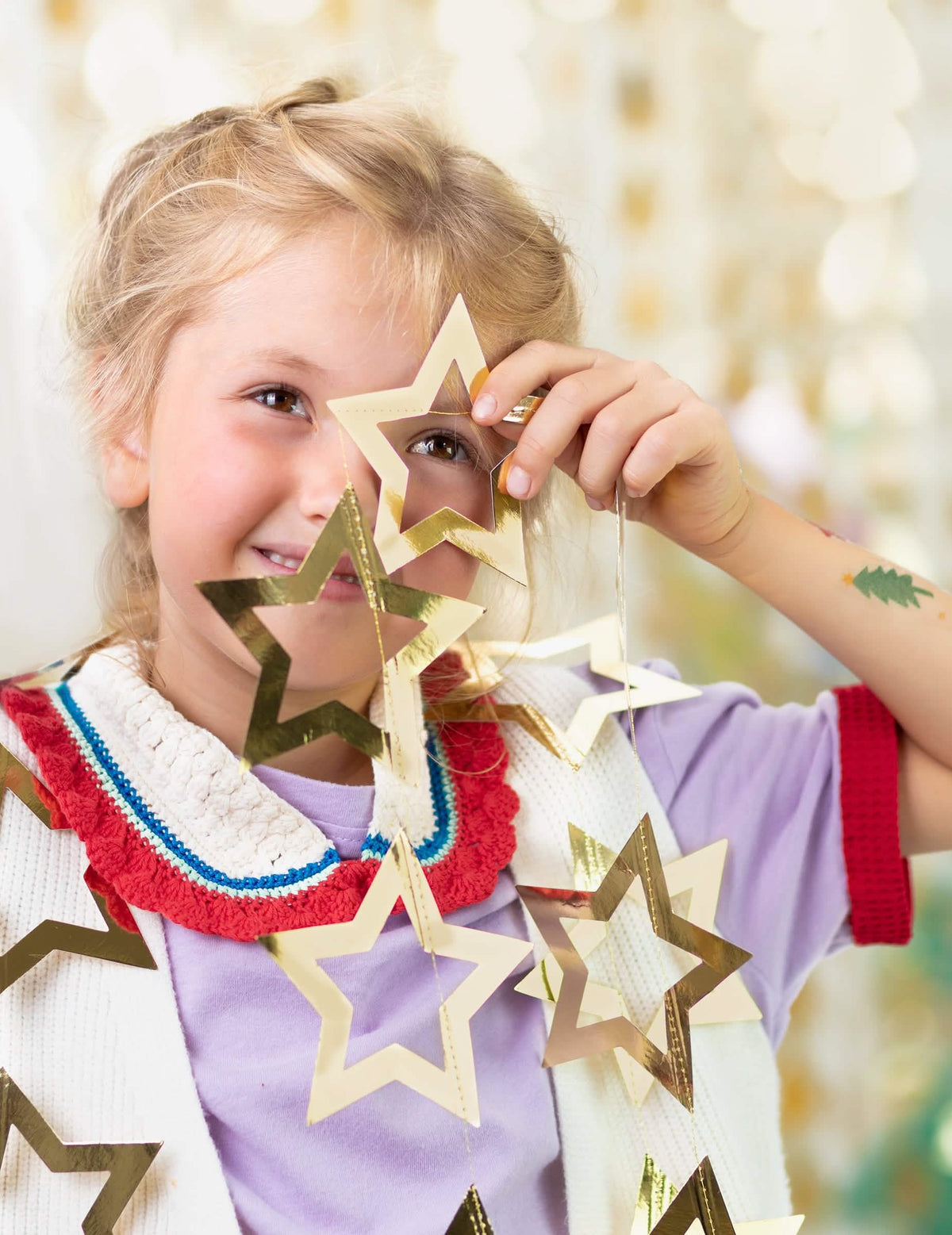 Grande plano nas estrelas da guirlanda de cartão estrelas para festa dourada