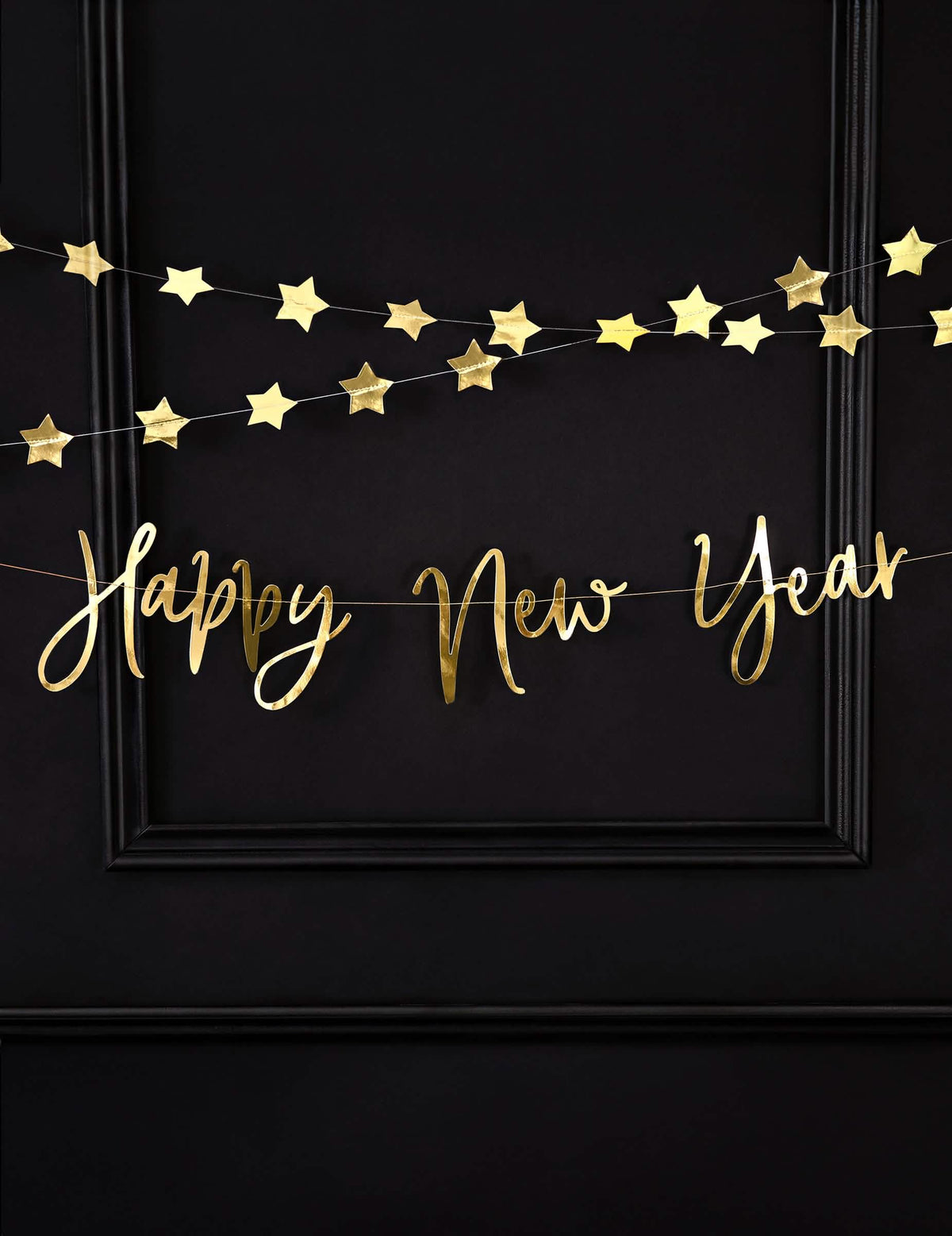 Encenação da grinalda em cartão dourada metalizada happy new year