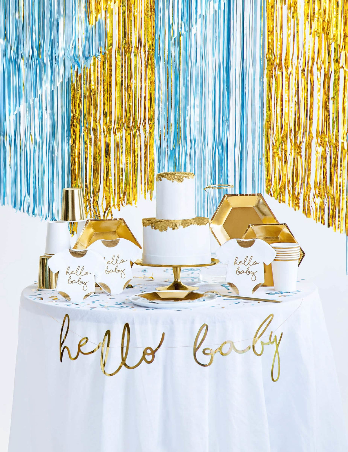 Vista geral da mesa da festa da grinalda em cartão hello baby para baby shower dourada metalizada
