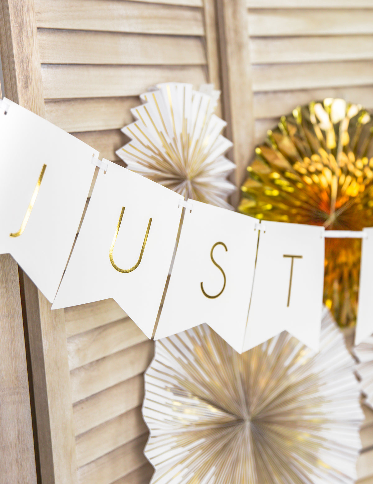 Guirlande en carton just married pour mariage blanche et dorée