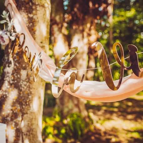 Grande plano do letreiro da grinalda de cartão para a vida para casamento