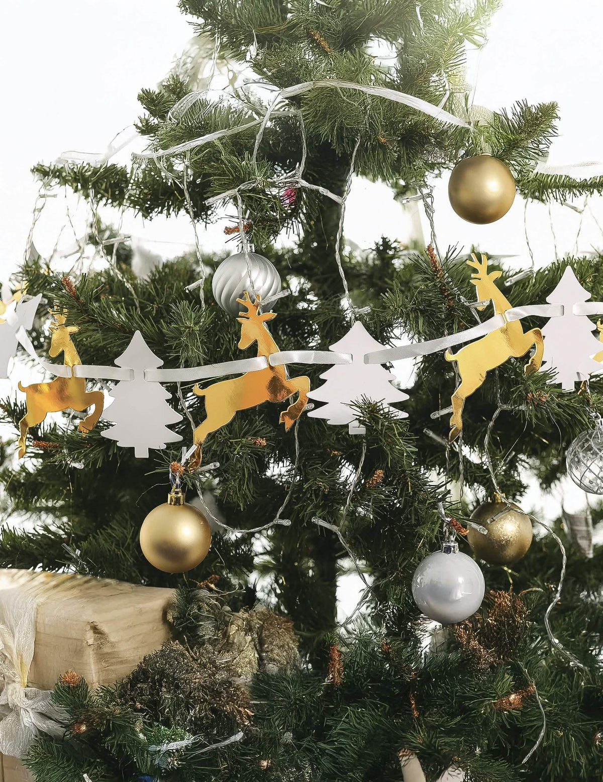 Guirlanda em cartão com árvore de natal e rena para natal branco e dourado