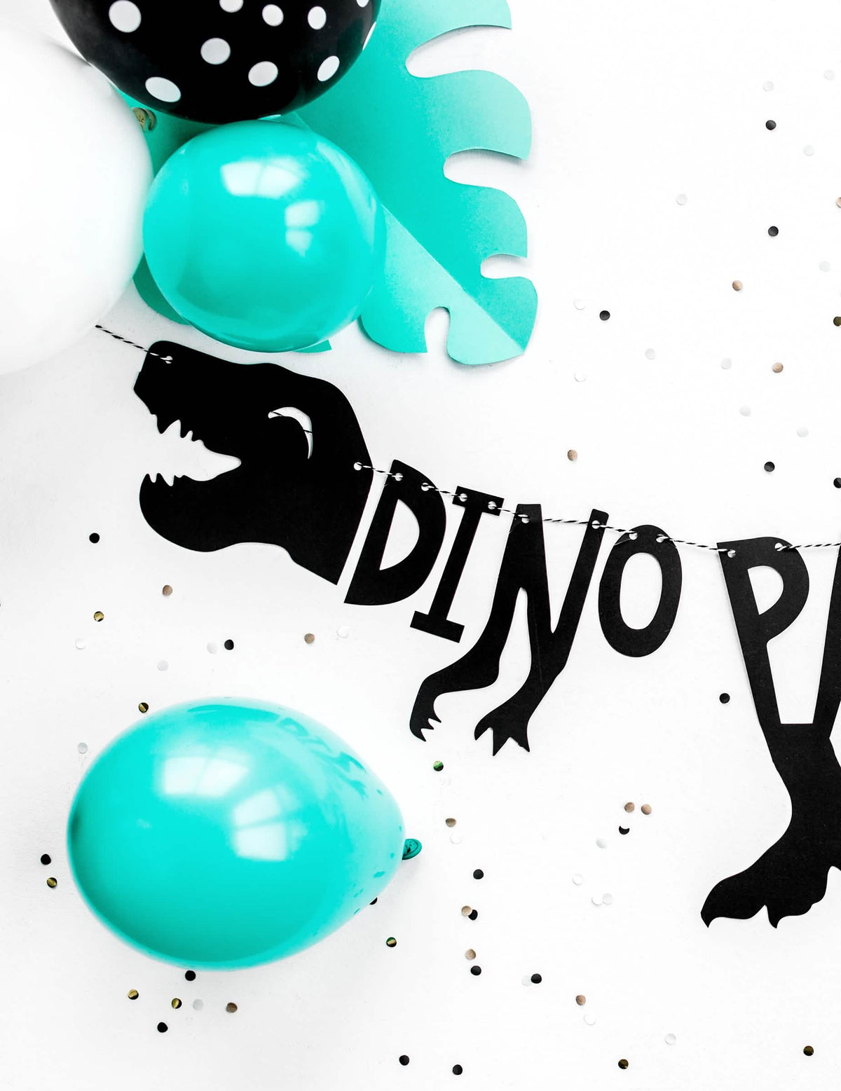 Cenário com balões e confettis da grinalda de cartão esqueleto dino party