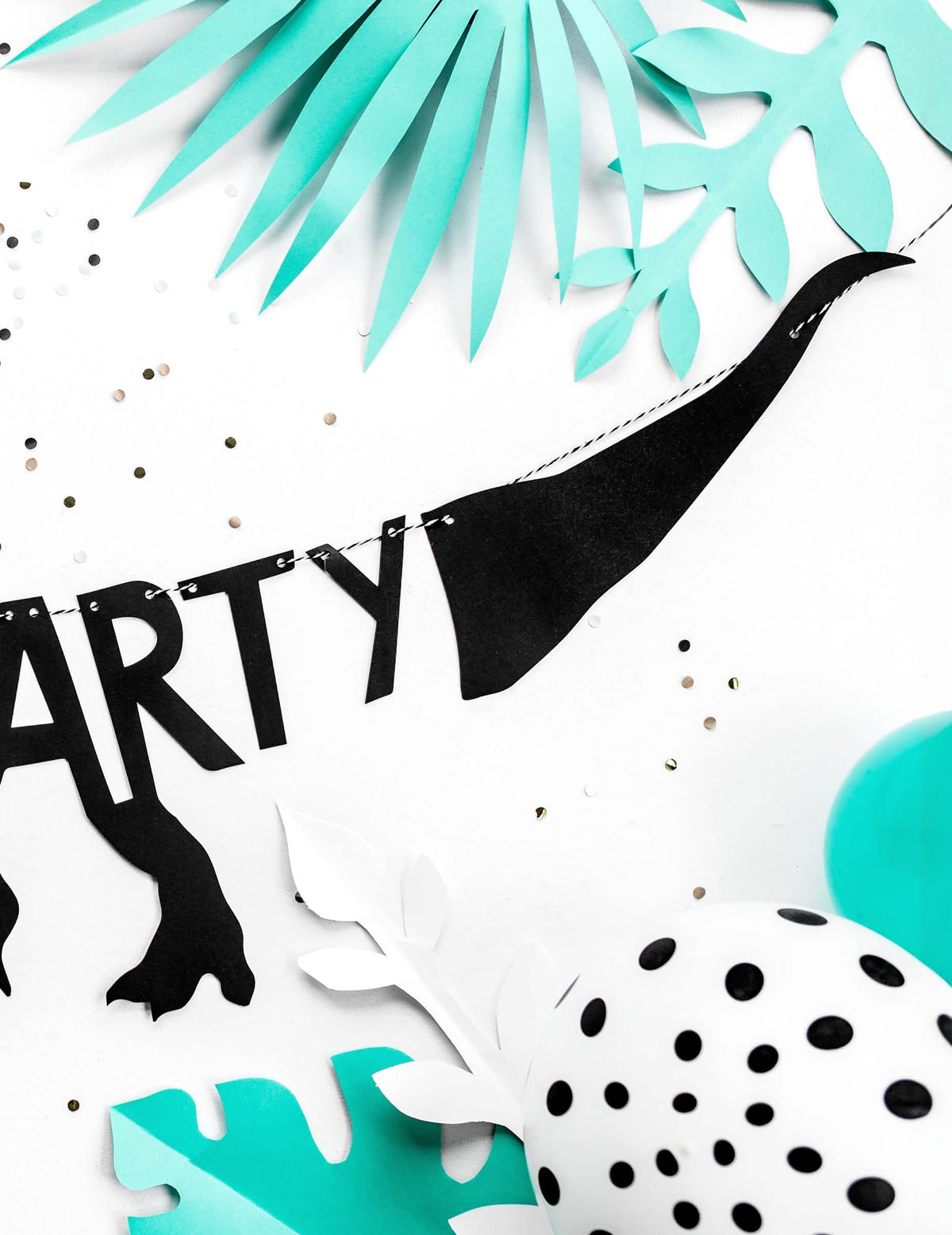 Detalhe da cauda e da inscrição ARTY da grinalda de cartão esqueleto dino party