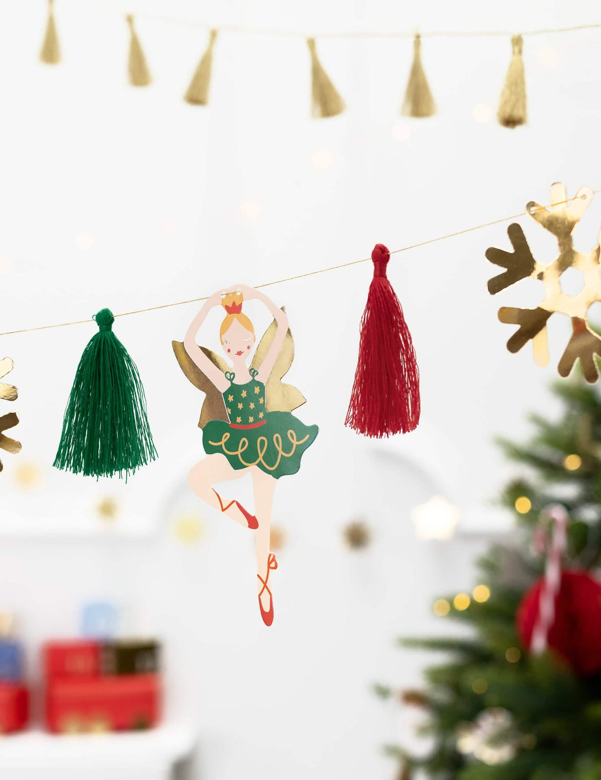 Detalhe da bailarina e dos pompons da guirlanda de papel quebra-nozes e bailarina para natal