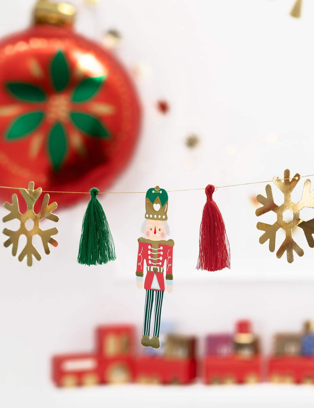 Detalhe do quebra-nozes e dos pompons da grinalda de papel quebra-nozes e bailarina para natal