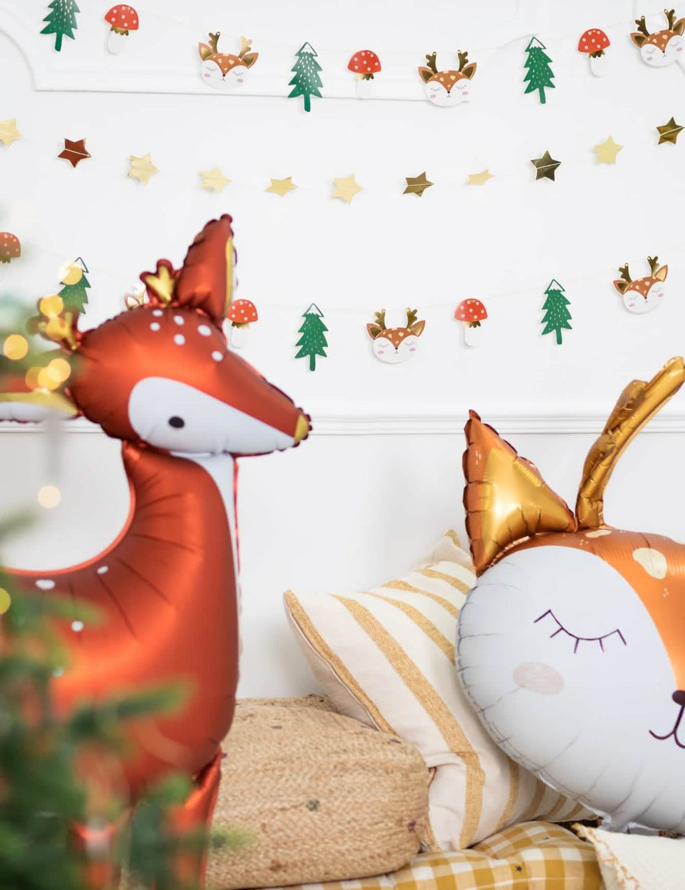 Colocação da grinalda de papel floresta de natal