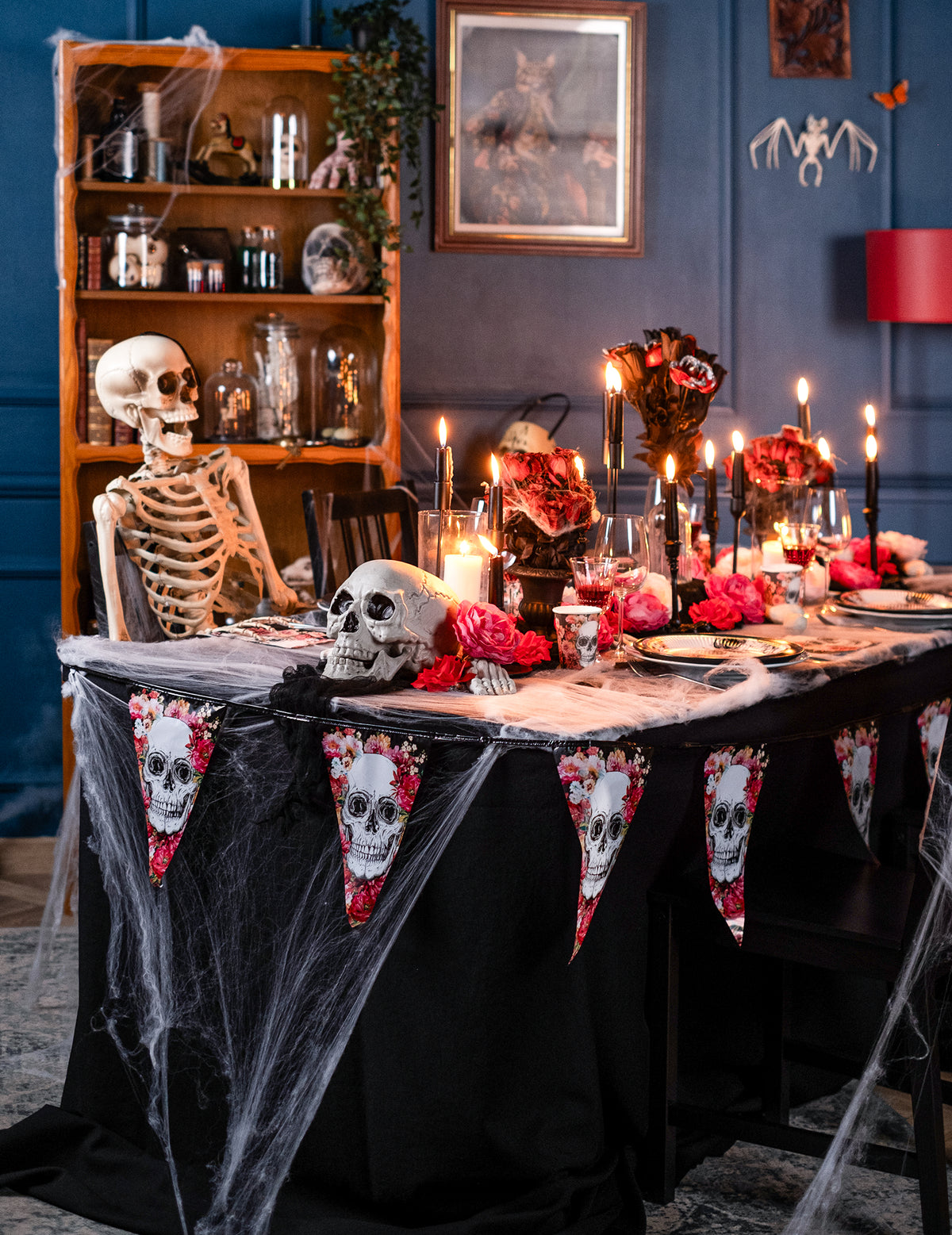 Mise en situation sur une table de fête de la guirlande en plastique squelette fleuri