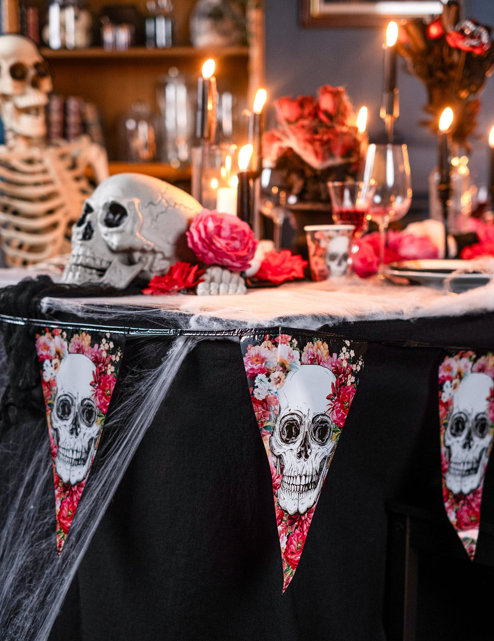 Mise en situation sur un bord de table de la guirlande en plastique squelette fleuri