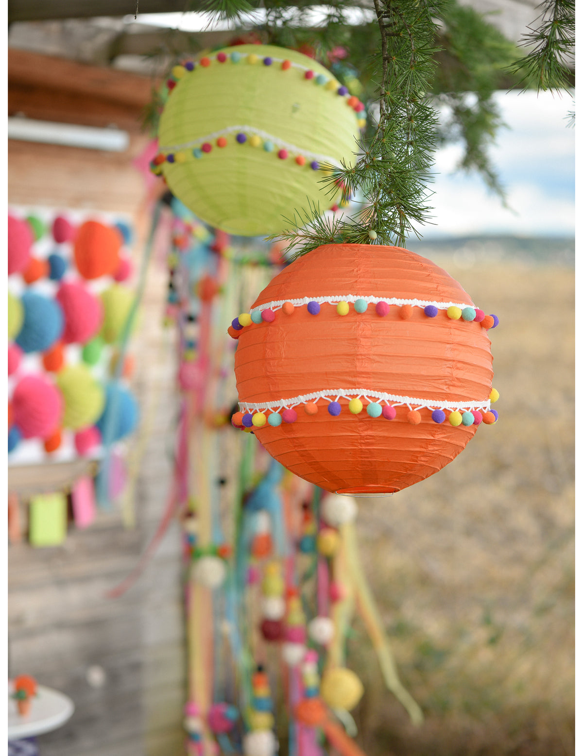 Mise en situation du ruban de pompons multicolores blanc sur une lanterne