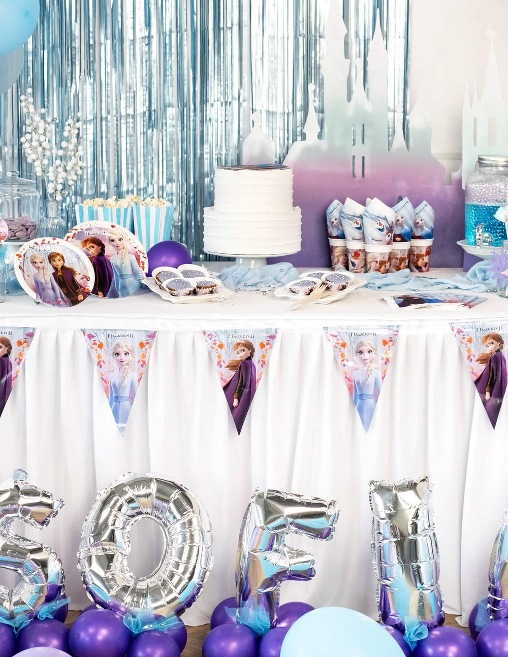 Mise em cena de aniversário da guirlanda de bandeirolas Frozen 2 para criança