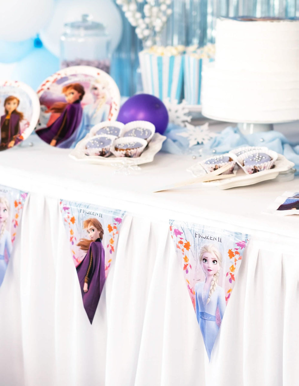 Detalhe dos pendões da grinalda de pendões Frozen 2