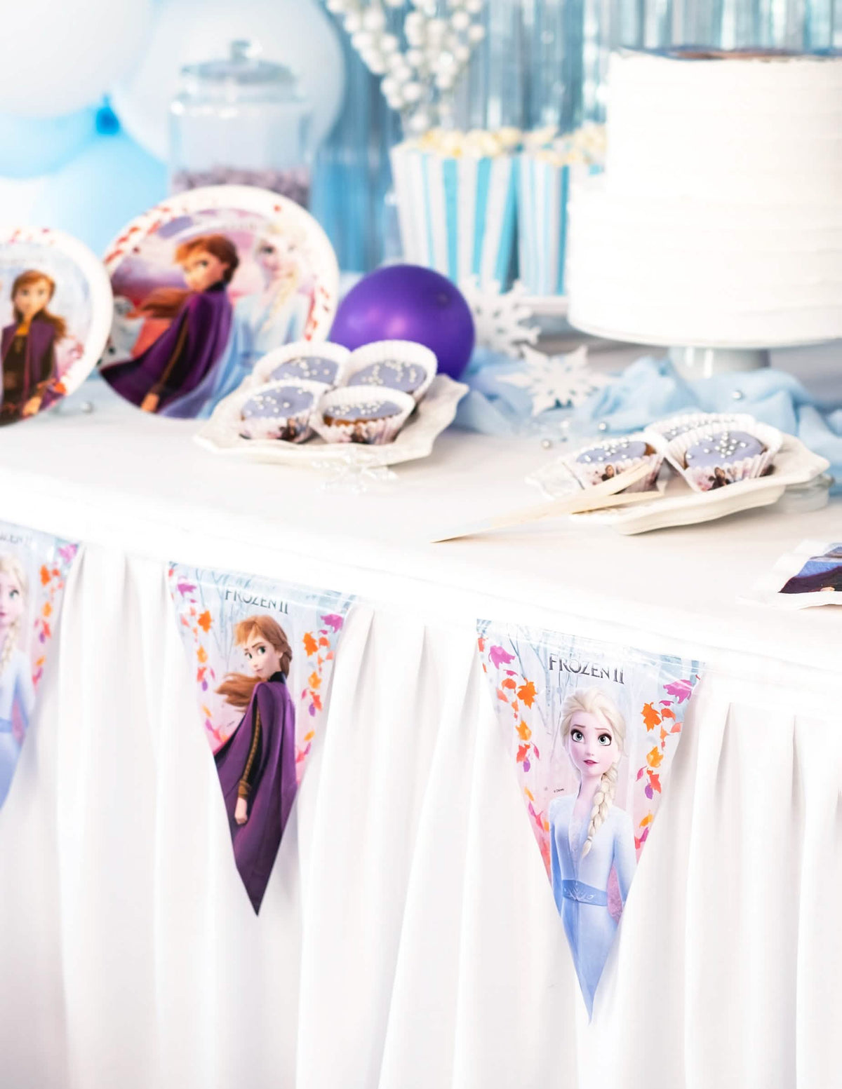 Detalhe dos pendões da grinalda de pendões Frozen 2
