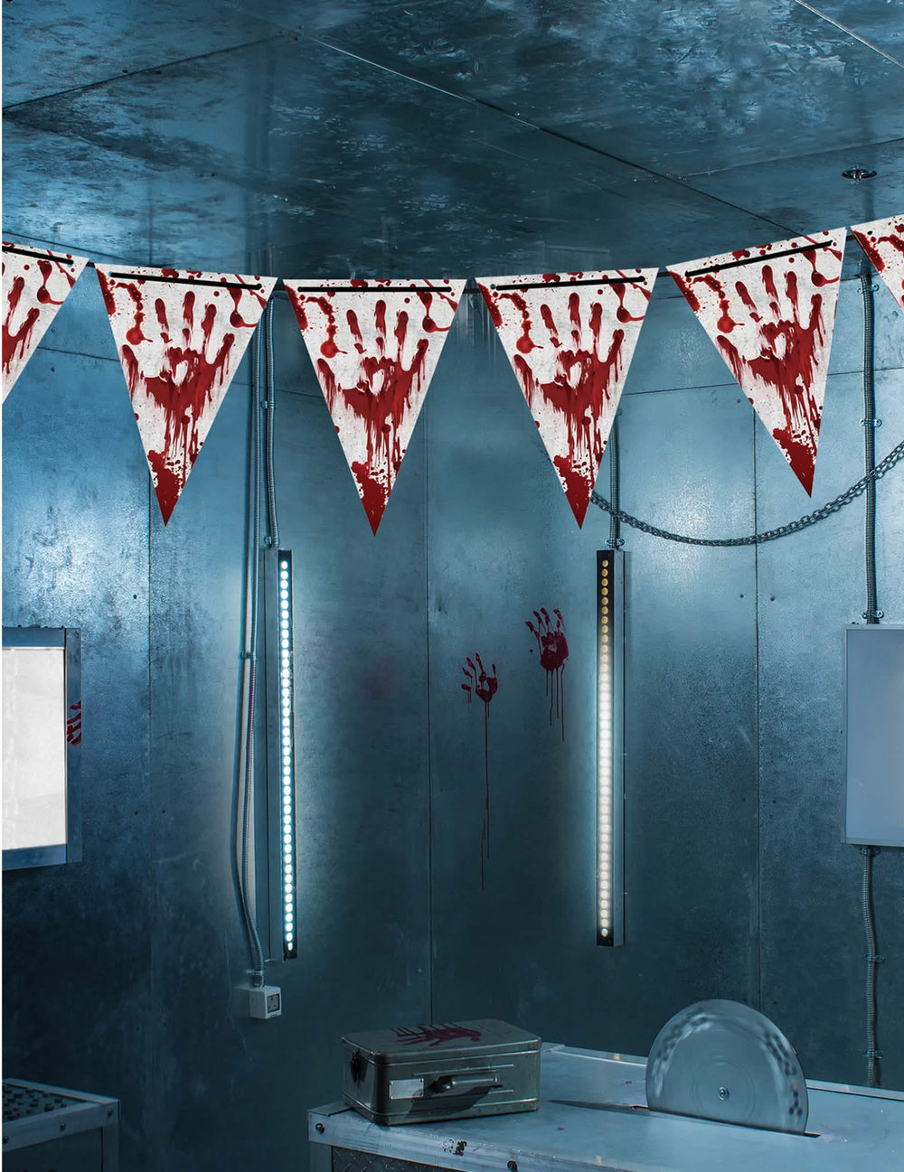 Mise en scène en décor de la guirlande fanions en papier Halloween ensanglanté