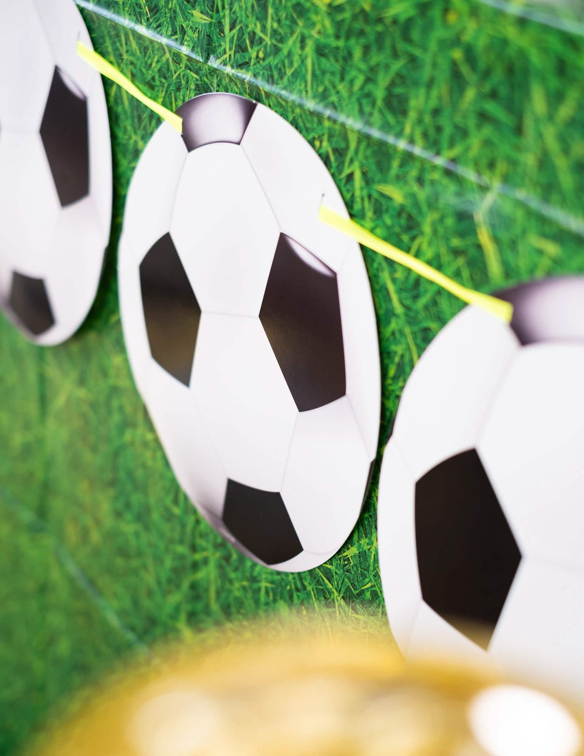 Grande plano dos balões da grinalda de fanions de futebol