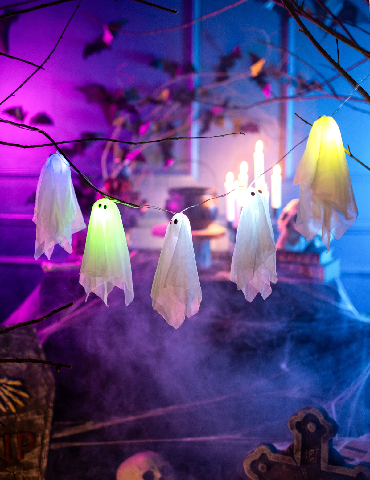 Mise en situation de la guirlande fantômes lumineux pour Halloween