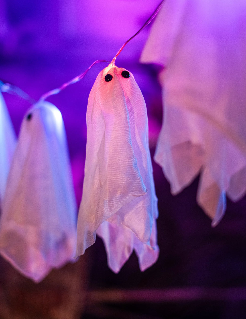 Détail d'un fantôme en tissu de la guirlande fantômes lumineux pour Halloween